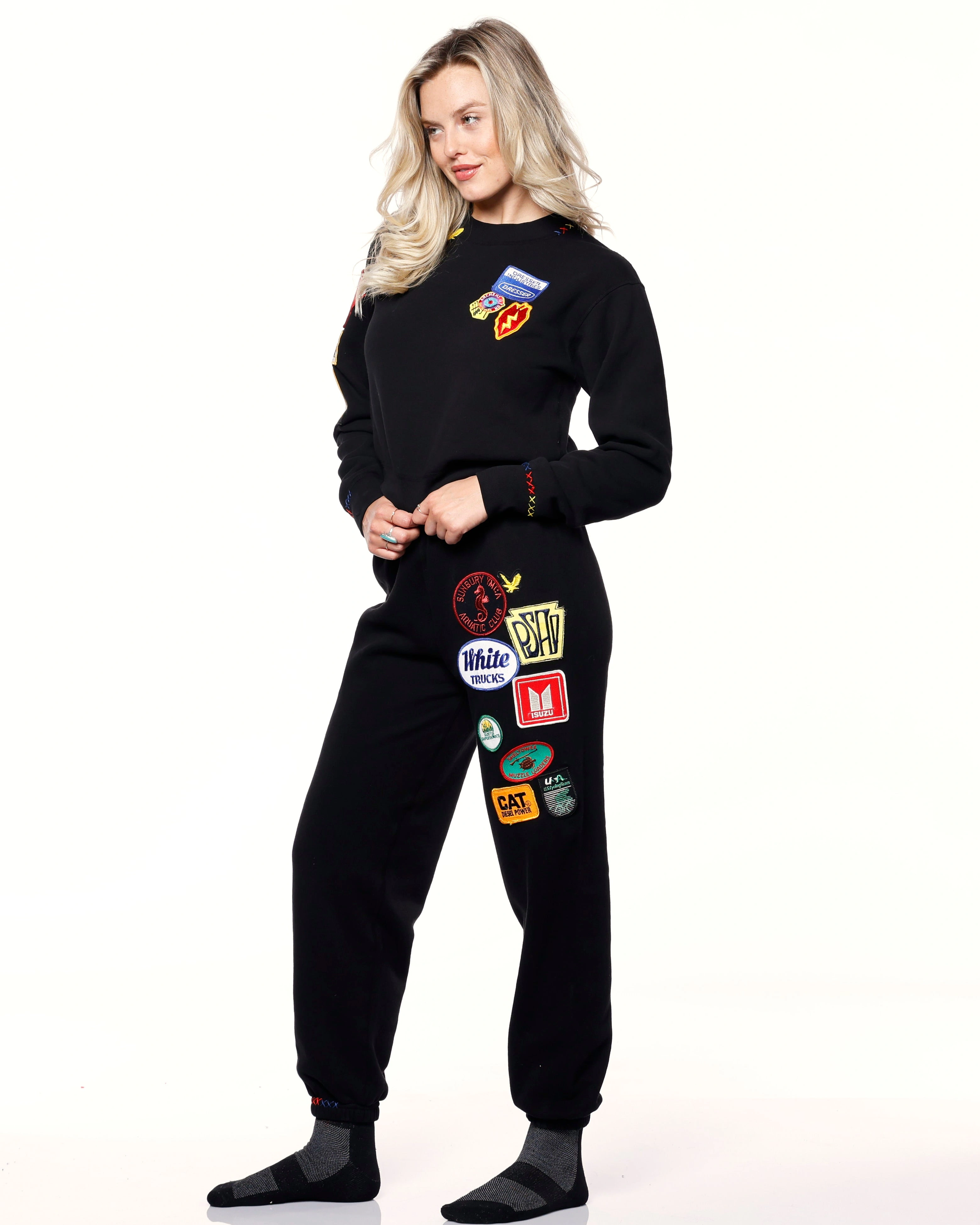 Sweatpants Noirs Raccommodés: Style Rebelle, Confort Absolu. Un Look Unique, Prêt à Tout!