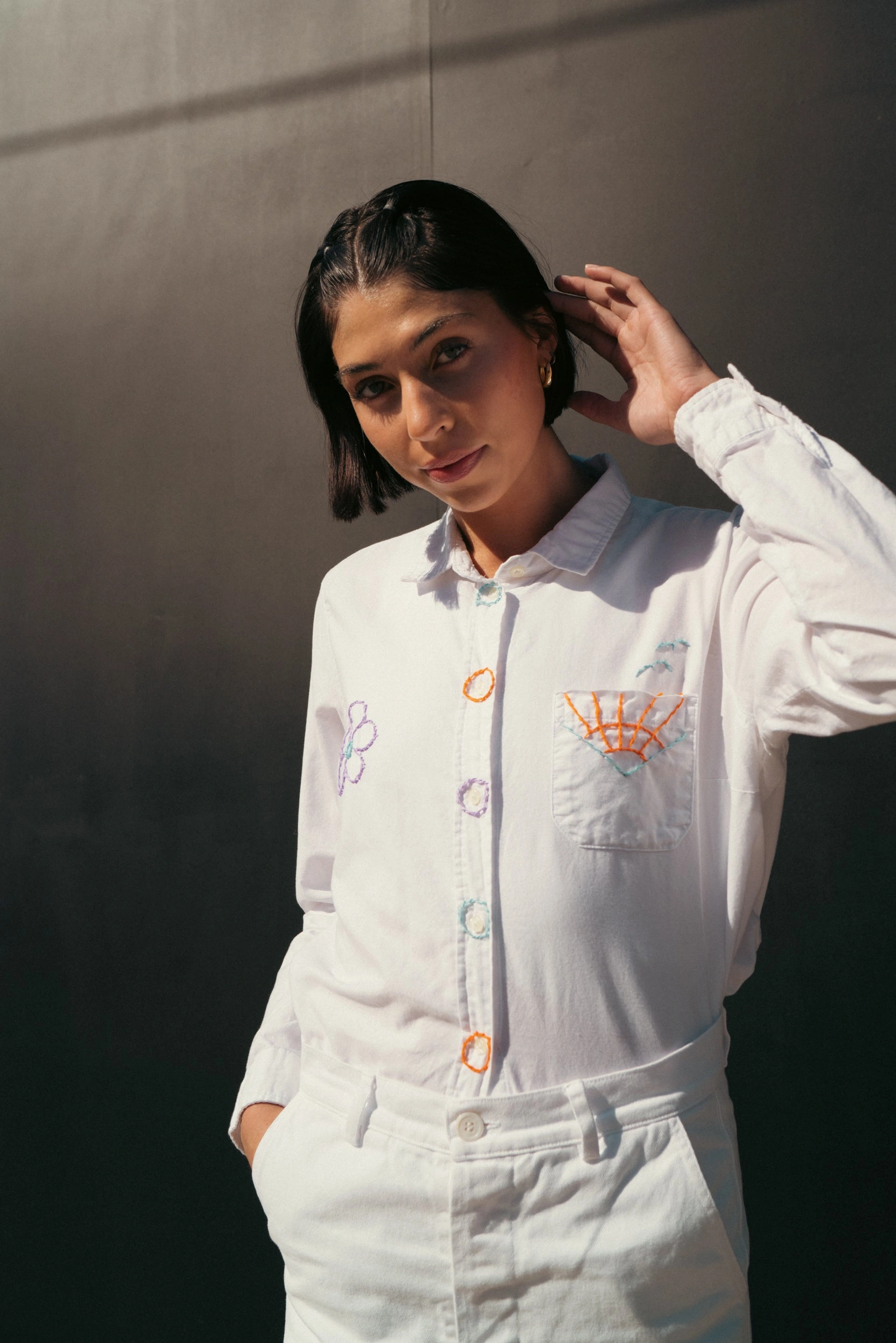 Rêve d'été brodé à la main chemise blanche fraîche et légère un bijou pour vos journées ensoleillées.